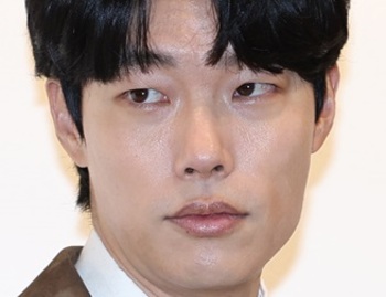 [포토] 열애설 이후 첫 공식석상 선 류준열, 웃음기 빠진 얼굴