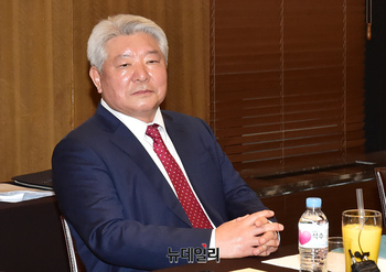 [포토] 통신3사-제조사 간담회 참석한 김홍일 방통위원장