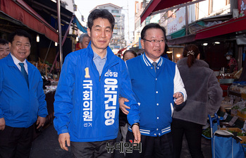 [포토] 거리인사하는 윤건영 더불어민주당 구로을 후보