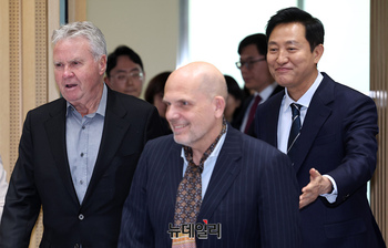 [포토] 서울시향 홍보대사 위촉식 입장하는 '히딩크-츠베덴'