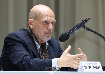 [포토] 서울시향 위촉식 참석한 '얍 판 츠베덴' 음악감독