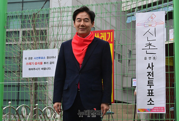 [포토] 사전투표소 앞에서 기념촬영 하는 김용호 후보