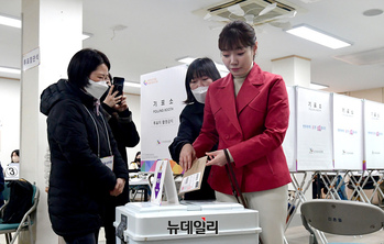 [포토] 사전투표 하는 김예지 국민의미래 비례대표 후보