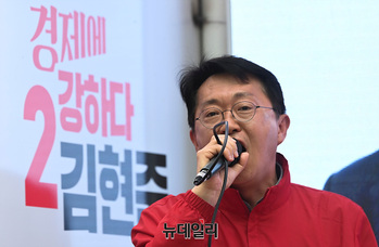 [포토] 북수원시장서 지지호소하는 김현준 수원갑 후보