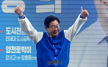 [포토] 손들어 인사하는 이재명 민주당 상임선대위원장