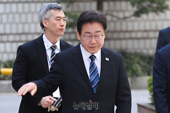 [포토] 총선 하루 앞둔 이재명 '대장동 배임혐의' 공판 출석
