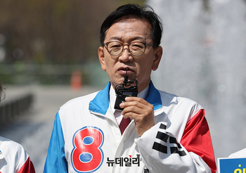 [포토] D-1 광화문광장에 모인 자유통일당, 발언하는 석동현 위원장