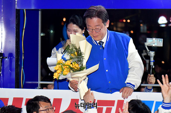 [포토] 파이널유세 꽃다발 선물 받는 이재명 대표