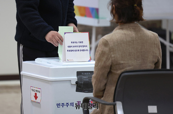 [포토] 제22대 국회의원선거, 거주지 투표소서 오후 6시까지 가능