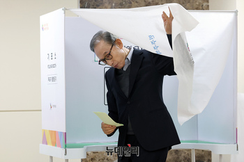 [포토] 투표소 찾은 이명박 전 대통령