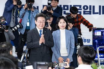 [포토] 김혜경 여사와 선거상황실 찾은 이재명 대표