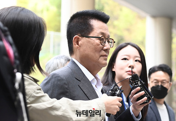 [포토] '서해피격은폐' 공판 출석하는 박지원 전 국정원장
