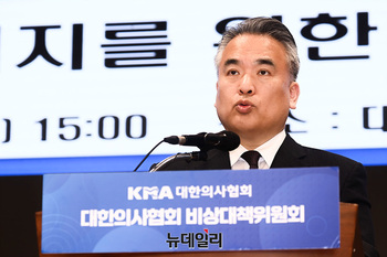 [포토] '의대 정원 확대 원점재검토' 촉구하는 김성근 의협 언론홍보위원장
