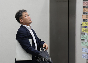 [포토] '대장동 배임 혐의' 공판 출석하는 김만배