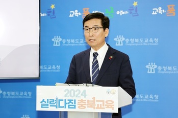 윤건영 충북교육감 3월 교육감 긍정평가 51.1%…전국 5위