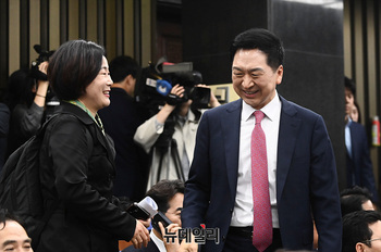 [포토] 당선자 총회서 인사나누는 김기현 의원