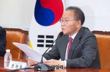 與, 중진 간담회서 비대위원장 인선 논의 … "조기 전대 개최 시급"