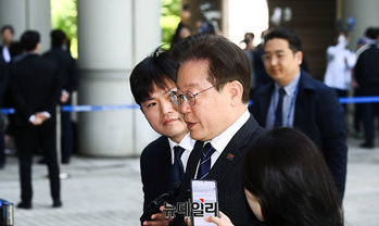 "위례 개발로 이재명 재선자금 마련" … 남욱, 첫 증인 출석