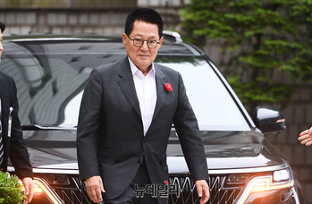 [포토] '서해 공무원 피살' 공판 출석하는 박지원 전 국정원장