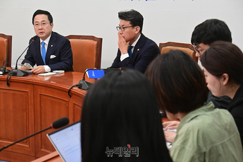 [포토] 기자들의 질문에 답하는 박성준 수석대변인