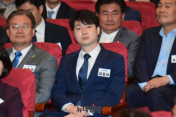 [포토] 더불어민주당 당선자 총회 참석한 김동아 