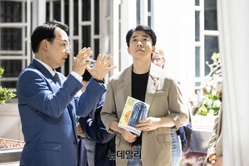 [포토] 창경궁 춘당지서 열리는 미디어아트 '물빛연화' 찾은 홍보대사 김영민