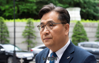 [포토] '김건희 여사 의혹' 공판 출석하는 정천수 대표