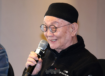 [포토] 연극 '햄릿'에서 무덤지기 역 맡은 배우 김재건