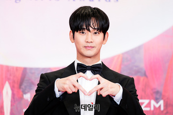 [포토] 김수현, 손가락 하트