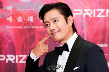 [포토] 이병헌 '볼 콕'