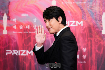[포토] 정우성 '떠나며 손인사'