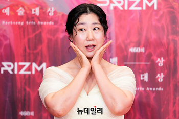 [포토] 포즈 취하는 라미란