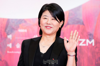 [포토] 이정은, 다정한 손인사