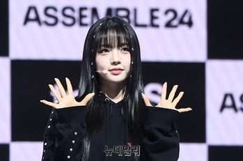 [포토] 트리플에스 S21 김채원 '반가운 손인사'