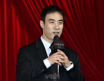 [포토] 더에이트쇼 배성우 "불편한 몸을 가진 1층 입니다"