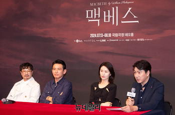 [포토] '맥베스' 캐릭터 설명하는 송일국
