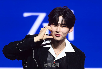 [포토] 제로베이스원 성한빈 '리더의 볼하트'