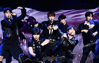 [포토] 컴백 무대 선보이는 제로베이스원 