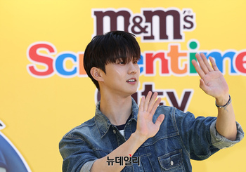 [포토] 팬들에 인사하는 '더보이즈 큐' 