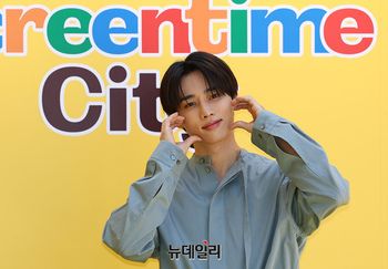 [포토] 더보이즈 선우 "팝업 오픈 축하해요"