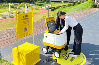 [포토] 현대백화점 "주말엔 딜러버리 로봇 '노랑이'와 함께 해요"