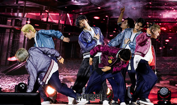 [포토] 퍼포먼스 선보이는 올아워즈