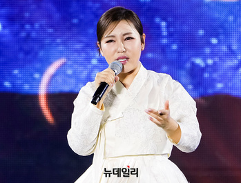 [포토] 송가인 '경복궁 울려퍼지는 아리랑'