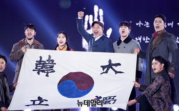 [포토] 정성화-뮤지컬 '영웅'팀 "대한독립 만세"