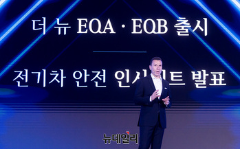 [포토] '더 뉴 EQA' 선보이는 '마티아스 바이틀' 벤츠코리아 사장