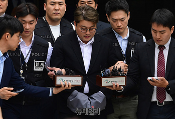[포토] 유치장 이송되는 김호중