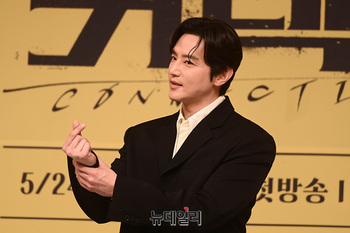 [포토] 권율, 무거운 손가락 하트