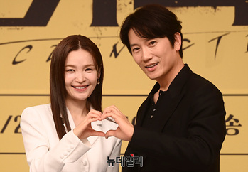 [포토] 전미도-지성 '커플 하트'
