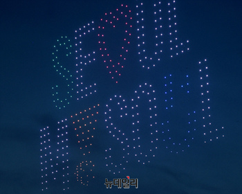 [영상] 1,000대 드론이 한강 밝히는 드론라이트쇼