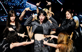 [포토] 타이틀곡 '아마겟돈' 무대 선보이는 에스파